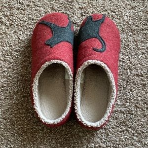 Women’s LL Bean cat slippers